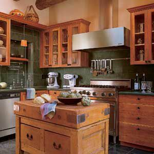 < p> Kjøkkenet i rustfritt stål og avtrekkshetter er flankert av kirsebærskap. Svart skifer dekker benkeplater, bakside og gulv. </p>