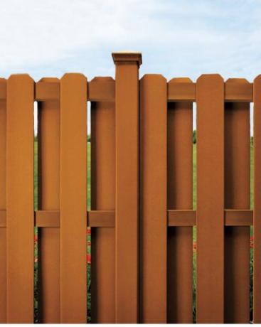 Detailní záběr na plot z kompozitního dřeva.