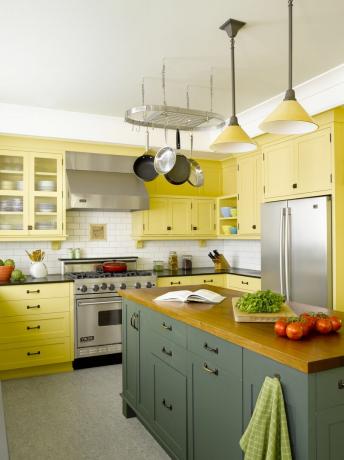 Zaktualizuj drewniany blat w stylu rzemieślniczym w kolorowej kuchni.