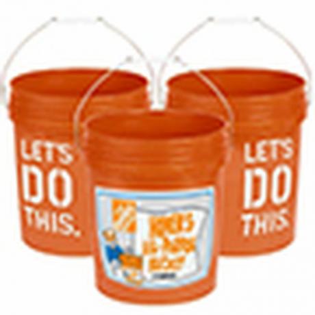 tři oranžové pětilitrové kbelíky