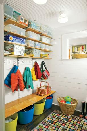 Sala de lama de brinquedos e materiais escolares perto da cozinha 