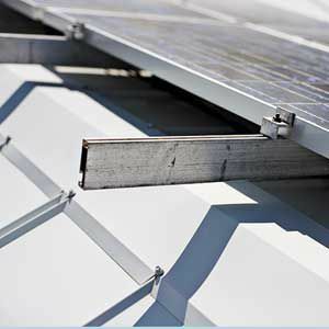 < p> Panelene er festet til taket i et rutenett av metallbraketter. For et mindre påtrengende utseende kan du også få solceller bygget inn i takstein. </p>
