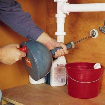 詰まった排水管を取り除く方法：ツールとヒント