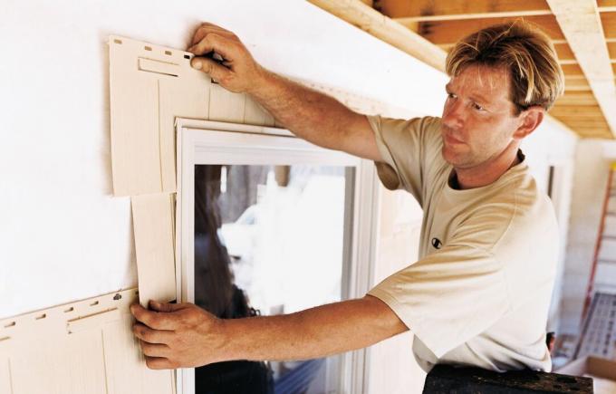 < p> L'installatore Joe Fagone fa scorrere un pannello tagliato su misura lungo 4 piedi di rivestimento in scandole goffrate intorno a una finestra.</p>