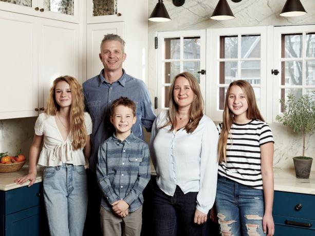 Chad en Rachel Alcorn, en hun kinderen, (van links) Charlotte, Soren en Mira, woonden zes jaar in de bestaande keuken voordat ze de renovatie aanpakten. 