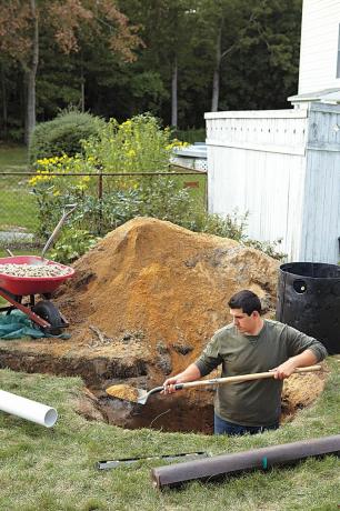 Mann graver hull for tørrbrønninstallasjon