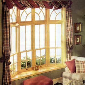 Unit 30 DERAJAT dari Eagle Windows & Doors ini terbuat dari jendela double-hung cottage terbalik. Transom cahaya tetap dengan kisi-kisi setengah lingkaran duduk di atas jendela.