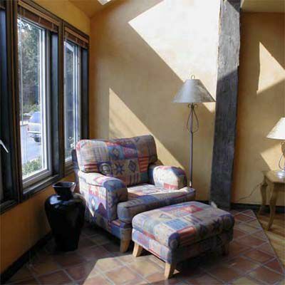Po inscenizacji domu: kanapa przy oknie