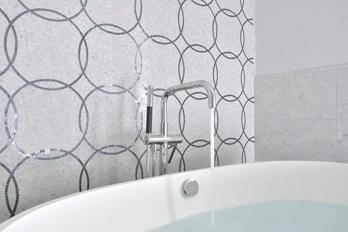 5 sätt Mosaic Tile får ett litet bad att se stort ut