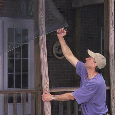 Mann som fjerner gammel skjerm fra verandaen