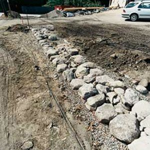 आधार पत्थरों को सर्दियों में गर्म होने से बचाने के लिए रेतीली मिट्टी के ऊपर 1/4-इंच कटे हुए पत्थर के 6- से 12-इंच के बिस्तर द्वारा समर्थित किया जाता है।