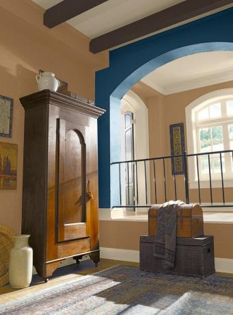 Spansk revival hjem med blå og beige interiør