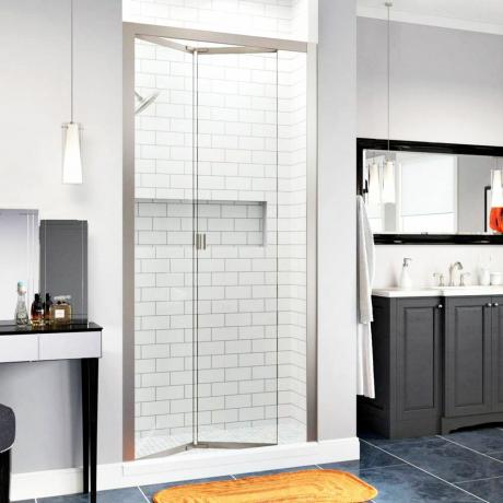 La porta della doccia a soffietto consente di risparmiare spazio