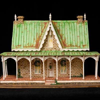 Дивовижний пряниковий будиночок із зеленим дахом з деталями, які роблять його іржавим. 