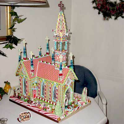 Detaillierte Lebkuchenkirche mit Candy Kane Umgebung. 