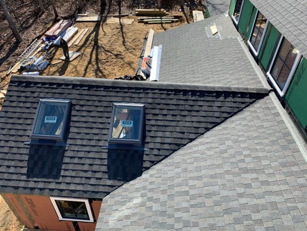 2020 m. „Idea House“ vaizdas ant kyšulio stogo su stoglangiais