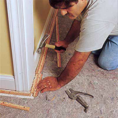 Man Memasang Karpet Tack Strip