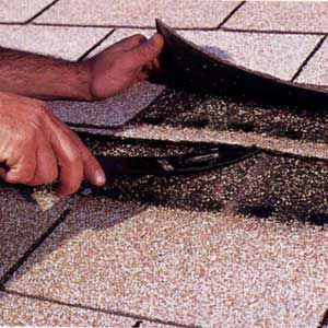 屋根の屋根板を修理または交換する方法