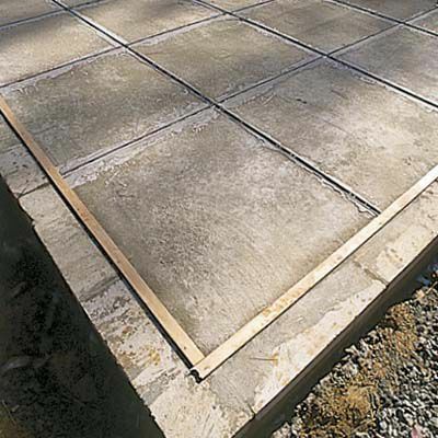 Divisores de zinco cimentados na laje de piso de mosaico