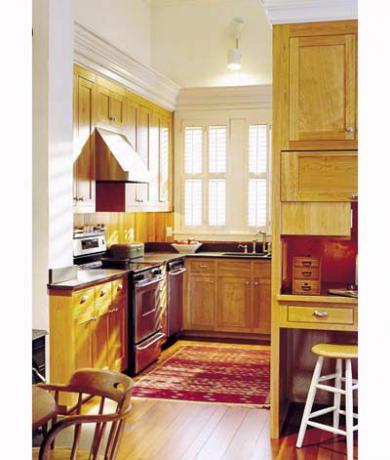 Okná a skryté úložné priestory vytvárajú otvorenejší kuchynský priestor.