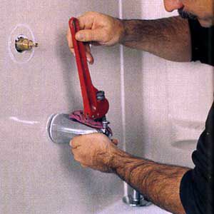 < p> הסר את זרבובית האמבטיה הישנה בעזרת מפתח צינורות, אם היא מושחלת. אם הוא מוחזק על ידי בורג סט, הסר את הבורג ומשוך את הזרבובית הישר. </p>