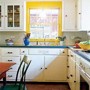 < p> Kjøkkenskap ble frisket opp med maling og nye benkeplater i laminat. </p>