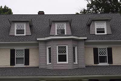 Patru lucarne de acoperiș în formă de poligon.