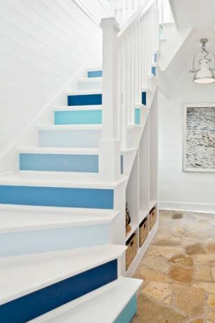 Verwenden Sie Farbe, um peppige Treppenstufen zu erstellen