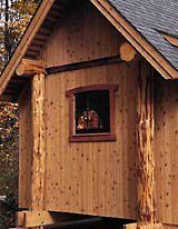 < p> Enormes toras de pinho vermelho e uma moldura de empena saliente e uma janela lateral com acabamento em mogno. </p>