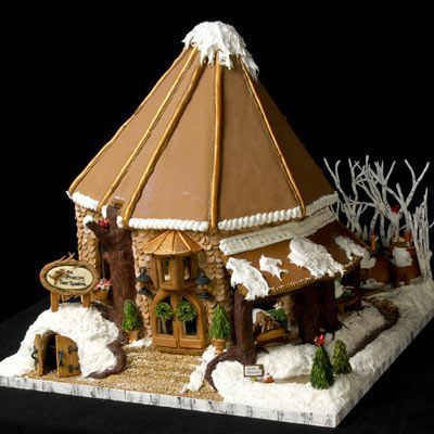 Sněhem pokrytá perníková chata a scéna.