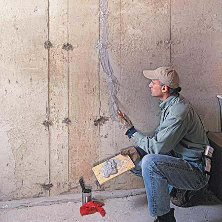 Applicera Epoxy Sealer på spricka på betongvägg