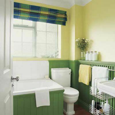 Uparivanje žute i zelene boje na zidu kupaonice.