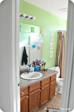 < p> < strong> Antes: </strong> el baño anticuado no tenía suficiente espacio de almacenamiento para dos adolescentes y la ducha mostró los primeros signos de daño por humedad. </p>