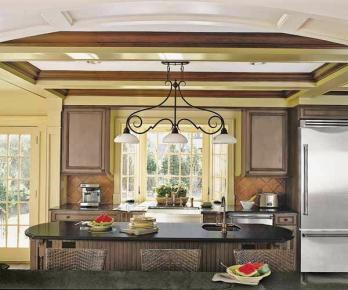 Rummeligt og stilfuldt Tudor Revival -køkken til et hjem fra 1920'erne