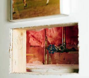 < п> Грађевинари постају креативни када је у питању скривање механичких потрепштина, попут искључивања водовода и електричних плоча. Вентил је обично скривен иза уклоњиве плоче обојене у исту боју као и зид. </п>