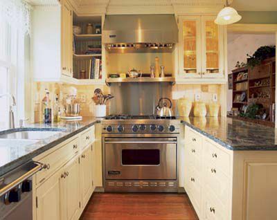 การออกแบบห้องครัวในห้องครัวรูปตัวยูพร้อมถังเก็บไวน์เหนือหน้าต่าง