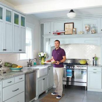 Klassikalise köögi värskendamiseks kasutage jahedat sinist