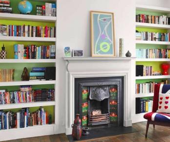Notranje delo: knjižne omare z barvnim popom
