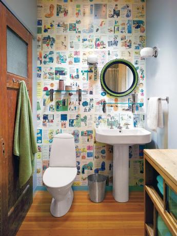 Färgglada illustrerade tapeter för att uppdatera ett gammalt badrum.