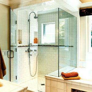 < p> זכוכית ללא מסגרת מקיפה את המקלחת בגודל 4 על 6 רגל כדי לשמור על התחושה הפתוחה של החדר. פלטפורמת האמבט משתרעת ליצירת ספסל. </P>