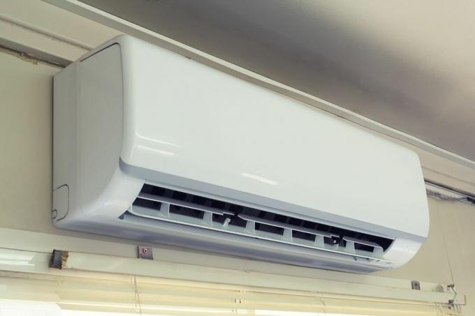 Un mini split blanco sin ductos que se puede usar para aire acondicionado en el interior de una casa, justo debajo del techo. 
