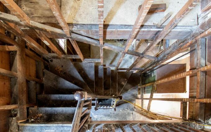 Musim semi 2021, tampilan pertama Dorchester, tangga belakang yang rusak karena kebakaran