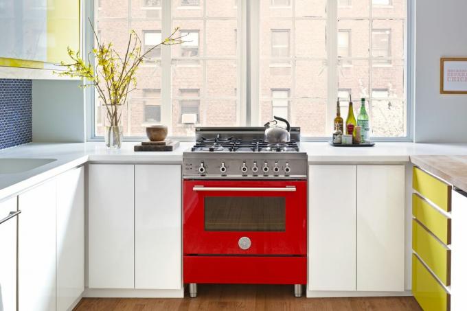 Kisaran merah di dapur modern.