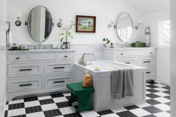 Pirms un pēc: klasiskai vannas istabai mūsdienīgs pavērsiens
