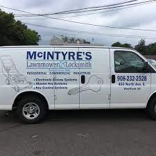 McIntyres logotyp för gräsklippare och låssmedsbutik